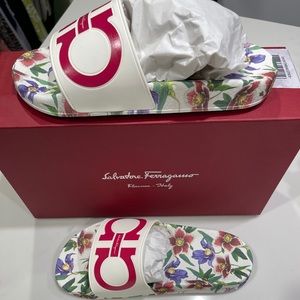 Salvatore Ferragamo Groove FLW slides